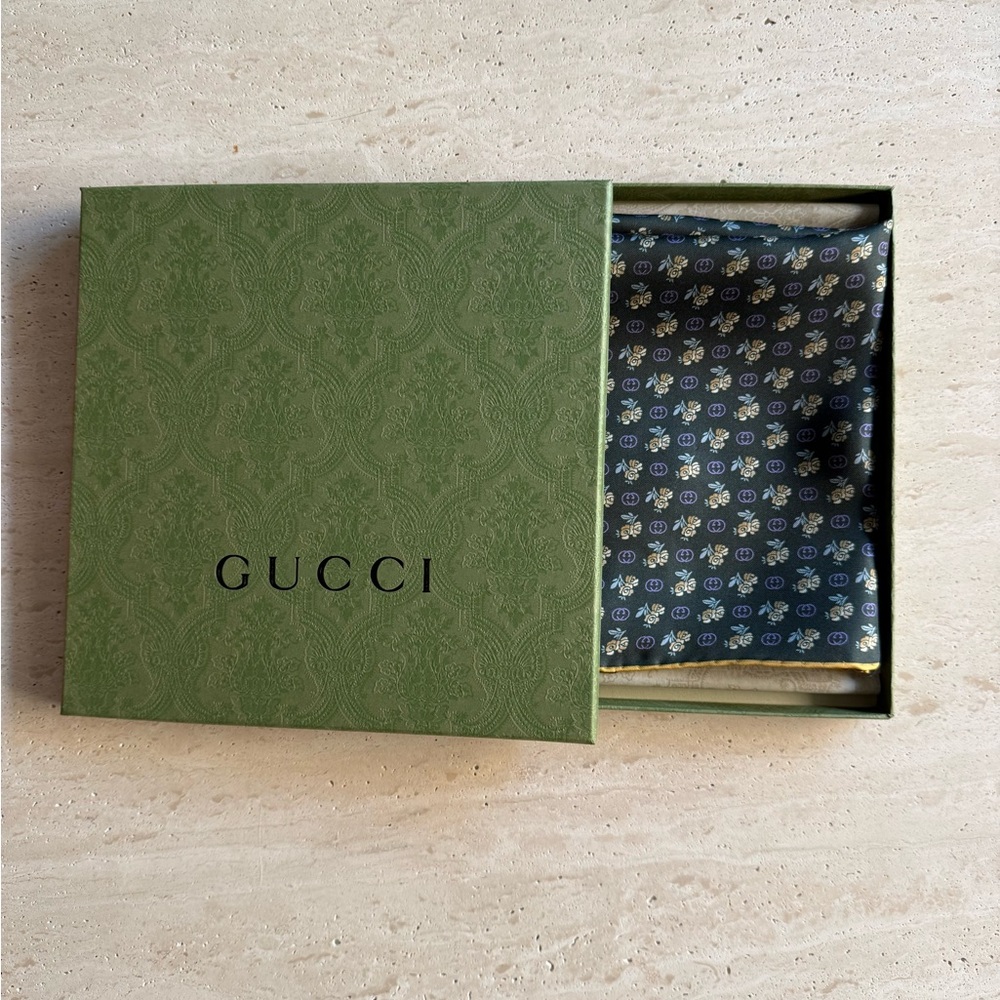 NWT GUCCI GG LOGO & ROSE SQUARE SILK GREEN SCARF💚💝 - Picture 10 of 12